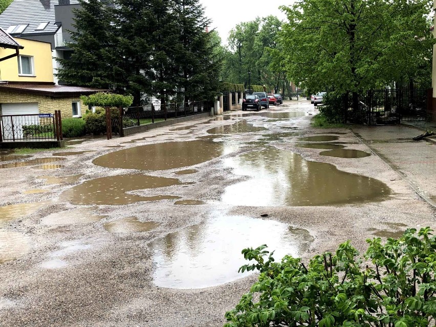 Burza nad powiatem wejherowskim: zalane ulice, piorun uderzył w kapliczkę