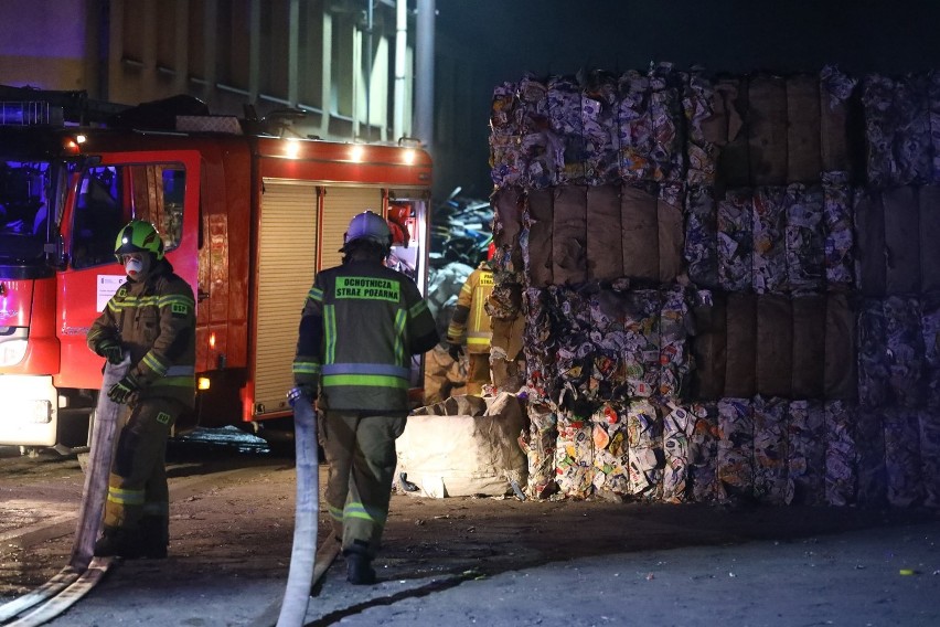 Pożar śmieci na terenie firmy Juko w Piotrkowie. Paliły się tworzywa sztuczne