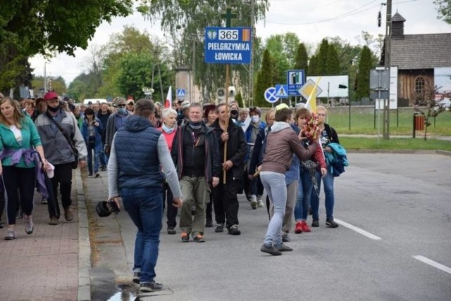 Pielgrzymi z Łowicza zatrzymani przez policję w drodze na Jasną Górę. Jedni uciekali przez pola, a inni w las. Pątnicy muszą wrócić do domów