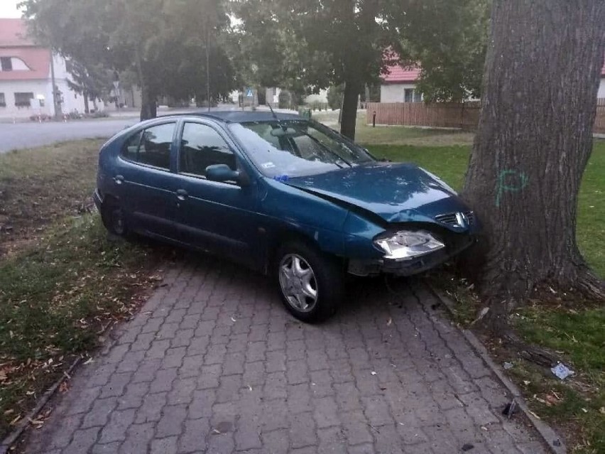 Kierowca rozbił auto na drzewie