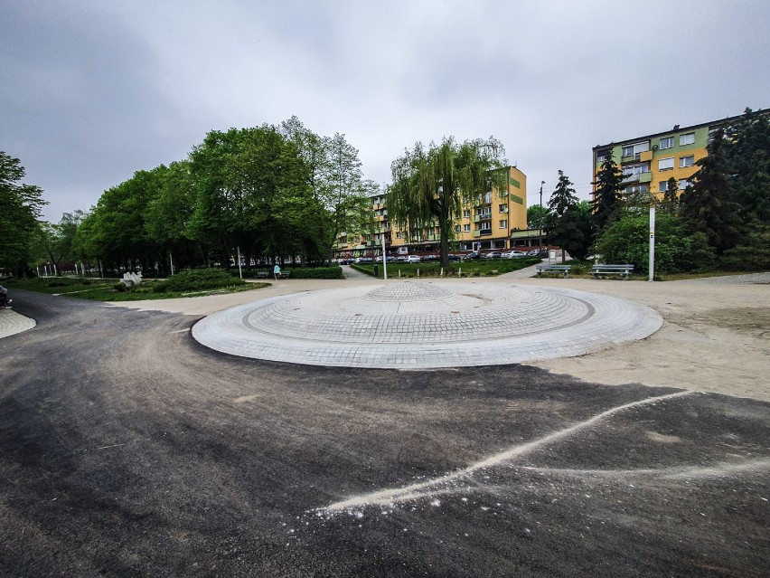 Nowe asfaltowe ścieżki w parku Jonstona w Lesznie