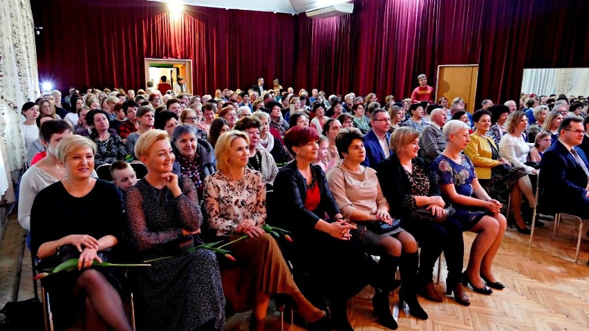 Burmistrz z kwiatami i cygańskie rytmy. Udany Dzień Kobiet w Złoczewie[FOTO]