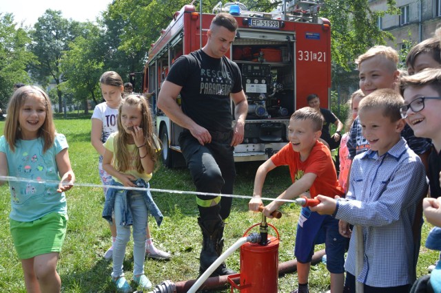 Festyn "Bezpieczeństwo - to lubię" na boisku SP 11 w Piotrkowie