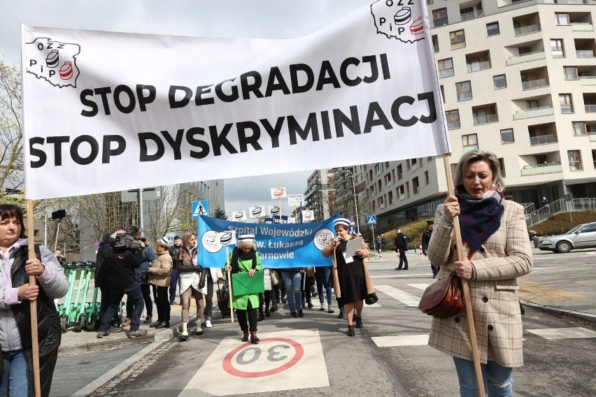 Protest pielęgniarek i położnych w Krakowie