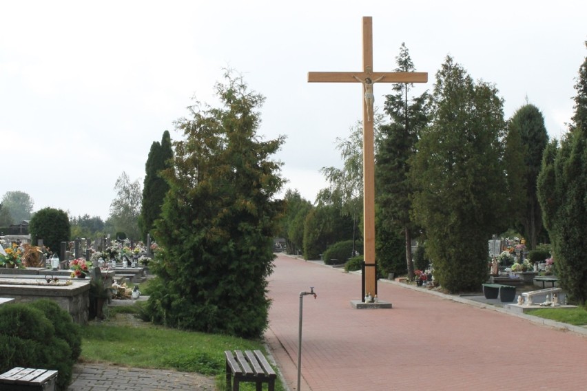 Drewniany krzyż wrócił na cmentarz