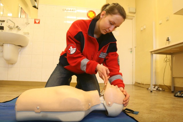 Przed rozpoczęciem reanimacji należy udrożnić drogi oddechowe. Jedną rękę kładziemy na żuchwie, drugą na czole osoby poszkodowanej i odchylamy głowę do tyłu.