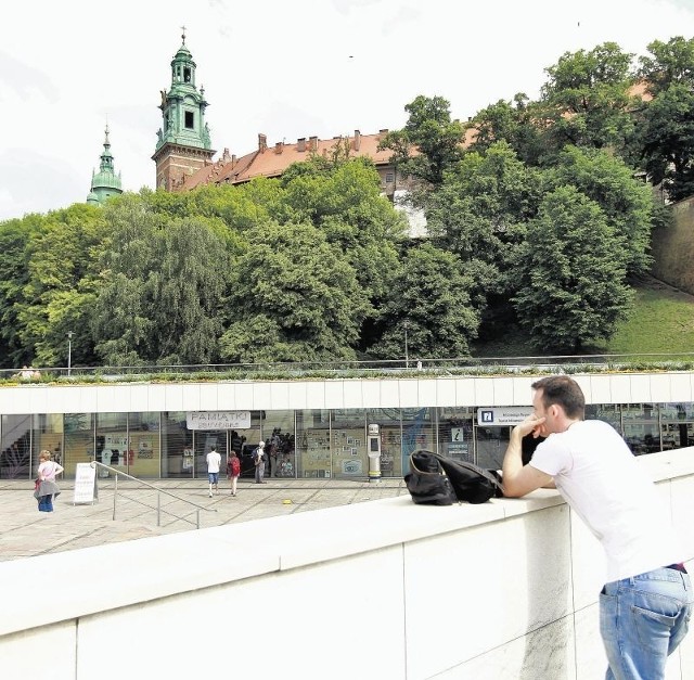 Kosztowna inwestycja u stóp Wawelu, której budowę zainicjował prezydent Jacek Majchrowski z okazji 750-lecia lokacji miasta  świeci pustkami. Przedsiębiorcy i radni zarzucają prezydentowi Krakowa, że obiekt jest źle zarządzany.