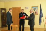 Policjanci z Łęczycy odzyskali koparkę urzędu gminy. W ramach podziekowań dostali komputer