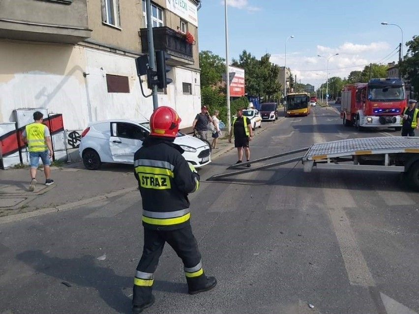 Wypadek na skrzyżowaniu Pabianickiej i Rudzkiej w Łodzi. Czarne bmw wjechało na czerwonym świetle