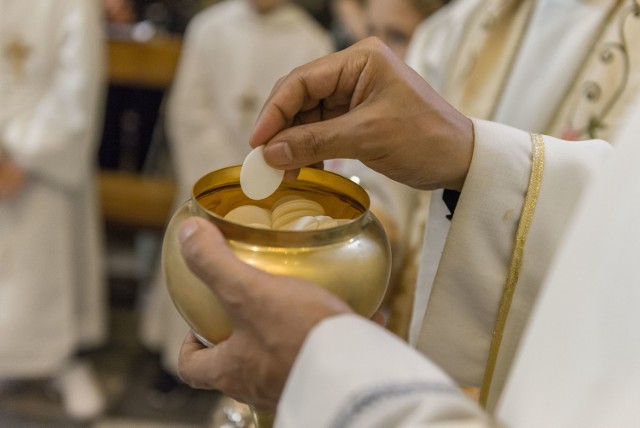 Oskarżany przez byłego ucznia ksiądz pełni obecnie posługę w jednej a parafii w powiecie jasielskim.