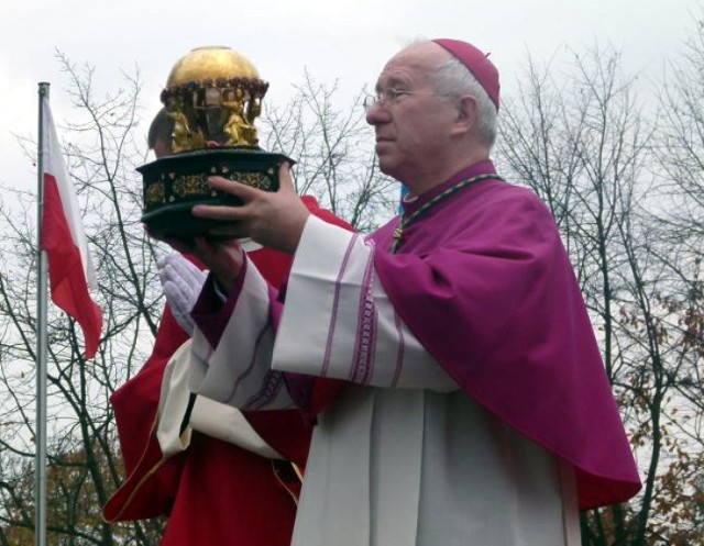 Ksiądz biskup Andrzej F. Dziuba błogosławi relikwiami św. Wiktorii
