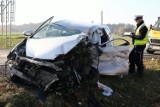 Wypadek w Srocku: w centrum miejscowości samochód osobowy zderzył się z ciężarówką [ZDJĘCIA]