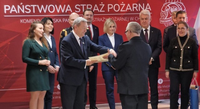 Promesy wręczał m.in. senator RP prof. Józef Zając. fot.