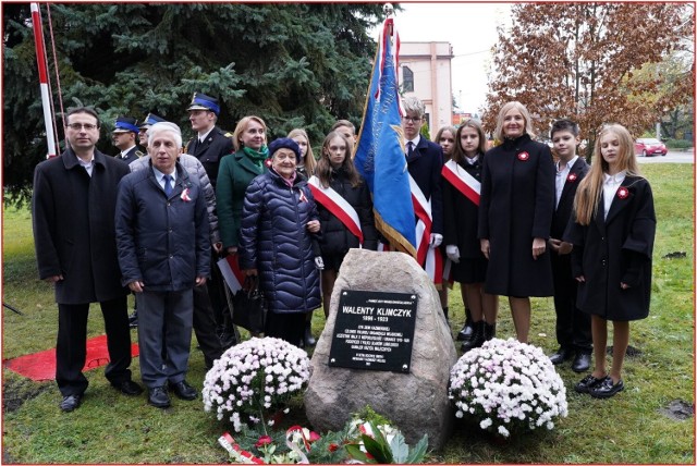 W sobotę, 11 listopada w Kazimierzy Wielkiej odsłonięto tablicę upamiętniającą Walentego Klimczyka