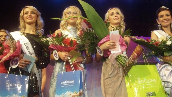 Miss Ziemi Oświęcimskiej Karolina Żydek (trzecia od lewej)