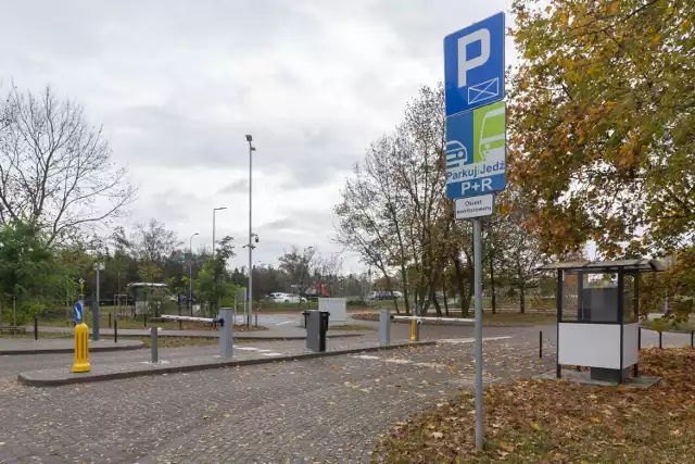 We wtorek (25.10) uruchomiono w Bydgoszczy system Park&Ride. Na razie - testowo - udostępniono kierowcom tylko jeden parking - przy węźle Zachodnim, u zbiegu Grunwaldzkiej i Nad Torem. Amatorów wypróbowania systemu nie było - parking świecił pustkami. 