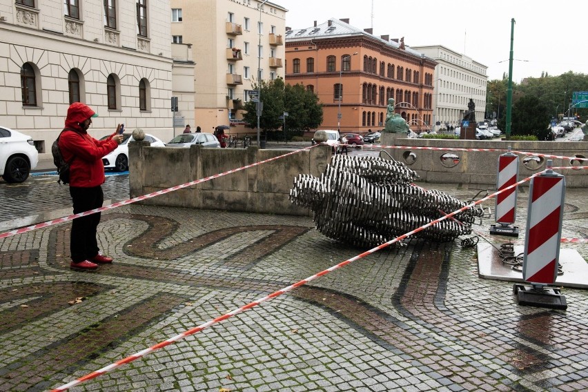 Cerny chciał, aby rzeźba stanęła na chodniku na Al....