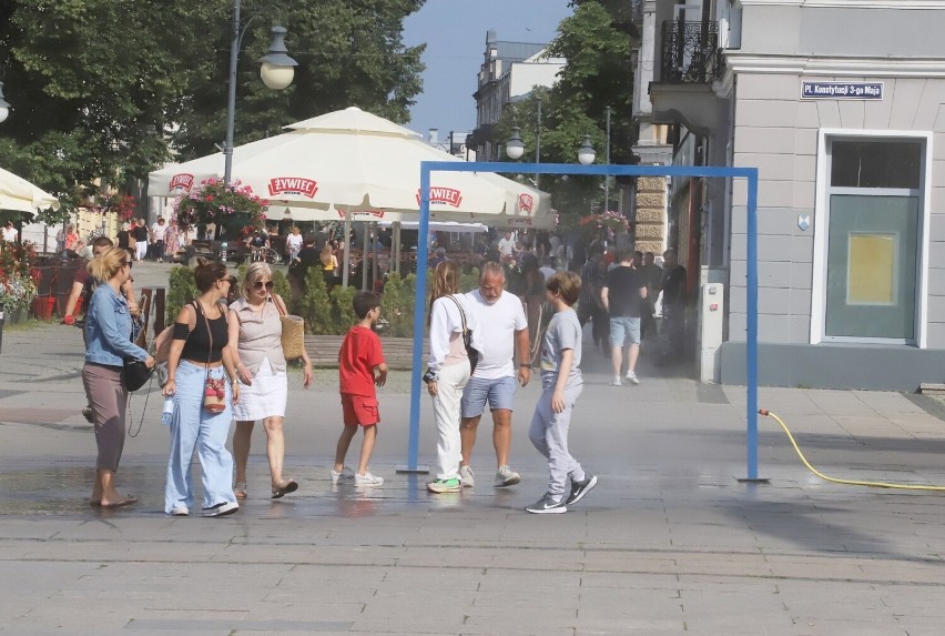 Piątkowe popołudnie na deptaku na ulicy Żeromskiego w Radomiu. Dużo spacerujących, wiele osób w ogródkach restauracyjnych. Zobacz zdjęcia 