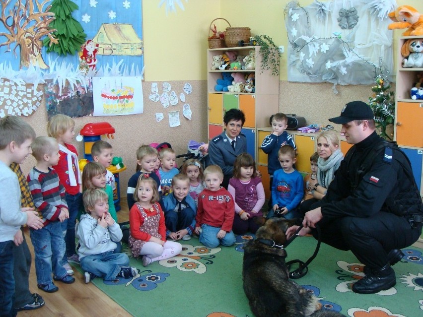 Policyjny pies Gabazo odwiedził szkołę w Wiadernie. Policjanci z Tomaszowa pokazali, jak szkolą psy
