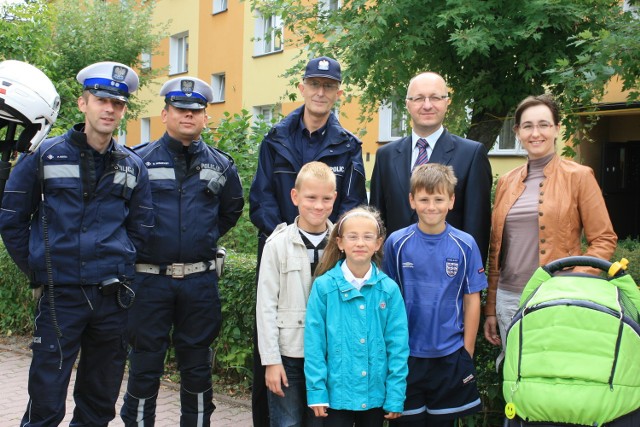 "Bezpieczna droga do szkoły" w Kraśniku. Kilka dni temu członkowie stowarzyszenia wraz z policją przeprowadzili happeningi w okolicach kraśnickich podstawówek.