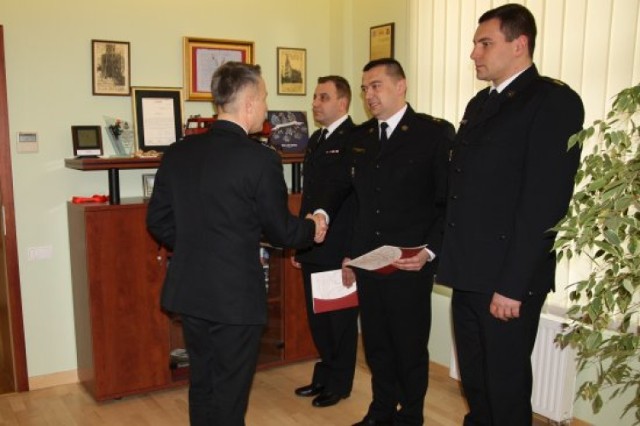 Michał Mulka (w środku) został nowym zastępcą komendanta w Wągrowcu
