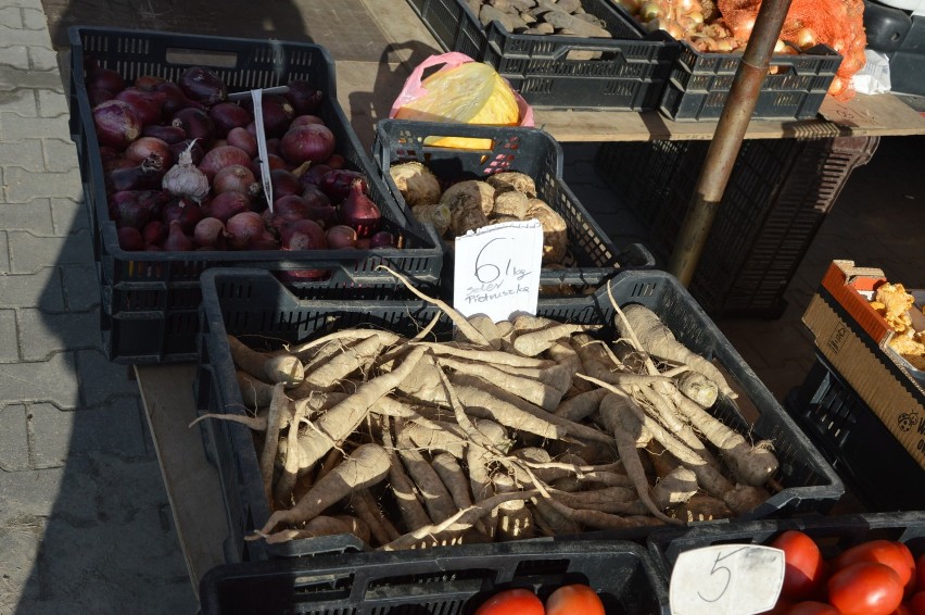 Na rynku w Skierniewicach coraz większy wybór owoców i warzyw. Sprawdziliśmy co i w jakiej cenie można kupić [ZDJĘCIA]