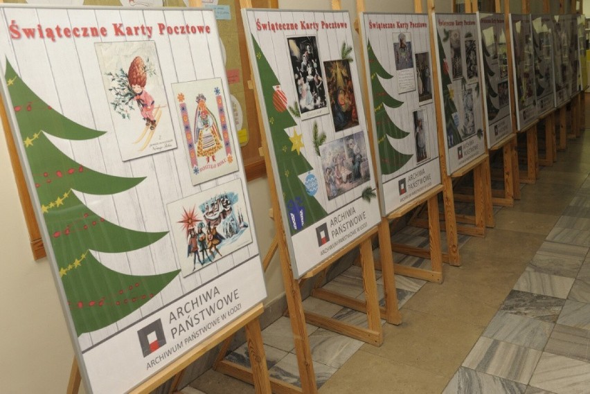 Wystawa świątecznych pocztówek w Miejskiej Bibliotece Publicznej w Brzezinach