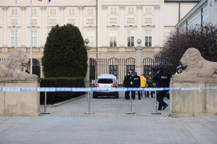 Warszawa: Incydent w okolicy Pałacu Prezydenckiego. Kierowca potrącił policjanta