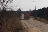 Ciężarówki rozjeżdżają i brudzą ulicę Sieradzką. Mieszkańcy interweniują w ZDM i na policji 