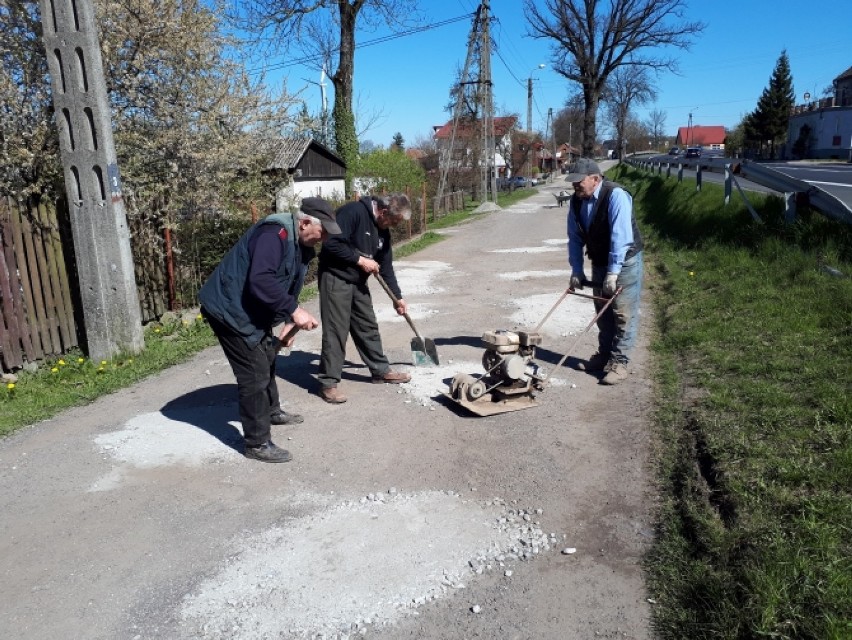 Mieszkańcy Pękanina sami naprawili drogę w centrum wsi [ZDJĘCIA]