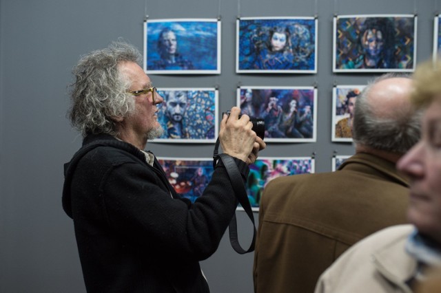 Do 16 maja potrwa wystawa fotografii „Tribute to Colours“ autorstwa znakomitego polskiego fotografa Tomka Sikory. W ten sposób swoją działalność inauguruje galeria DWA PLANY.
-&nbsp;Projekt Tomka Sikory "Tribute to Colours" to odpowiedź na coraz częściej odnotowywane zachowania ksenofobiczne w Polsce. Pokazuje nam piękno wydobyte z różnic, które nas otaczają  - tłumaczą Mariusz Guzek i Piotr Piech, organizatorzy wystawy. Tomek Sikora to autor kilkudziesięciu wystaw indywidualnych na świecie oraz kilkudziesięciu wydawnictw autorskich. Artysta był również wielokrotnie nagradzany. 
-&nbsp;To nowa przestrzeń kultury, której celem jest promowanie autorskiej fotografii z naciskiem na niebanalną tematykę, walory wizualne oraz sugestywną formę i estetykę obrazu - opowiadają organizatorzy wystawy. Zapraszamy wszystkich, dla których fotografia jest czymś więcej, niż wyłącznie sposobem na prostą komunikację z otoczeniem. 

Zobacz też: Kto zagra na Juwenaliach w Rzeszowie
