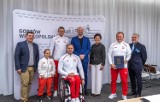 Paraolimpijczykom Startu Gorzów prezydent Jacek Wójcicki wręczył symboliczne czeki