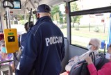 Policja skontrolowała maseczki w skierniewickich autobusach. Uważać trzeba też w sklepach i na targowisku [ZDJĘCIA]