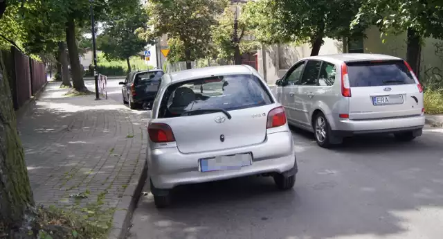 Gdy przy przedszkolu  parkują samochody, blokują połowę drogi. Minięcie się aut jest niemożliwe