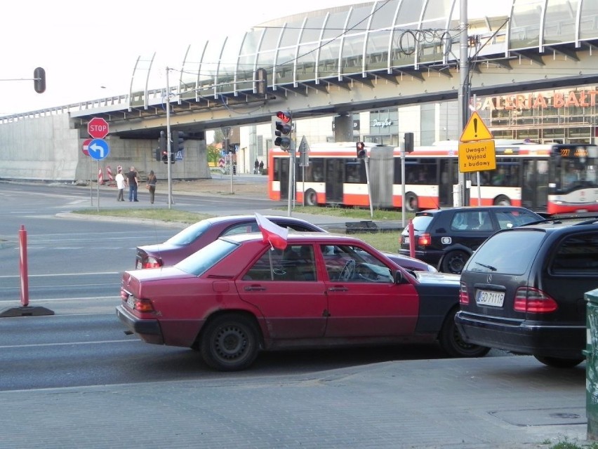 Kibice już jeżdżą z flagami.  Fot. Darek Szczecina