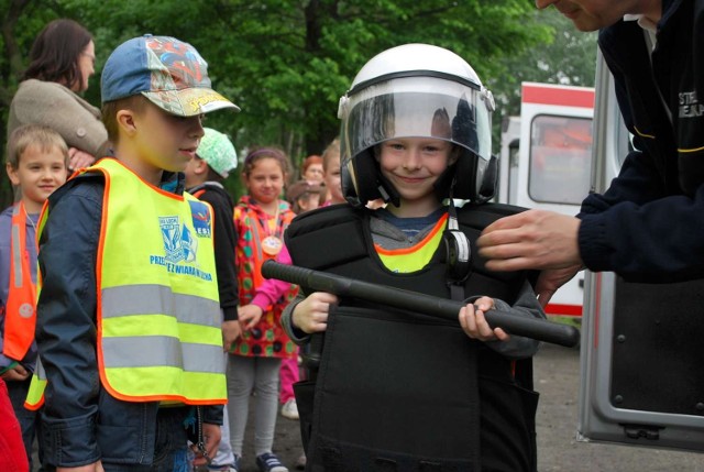 Festyn z okazji Europejskiego Tygodnia Bezpieczeństwa Ruchu Drogowego przed stadionem w Lesznie 2013.