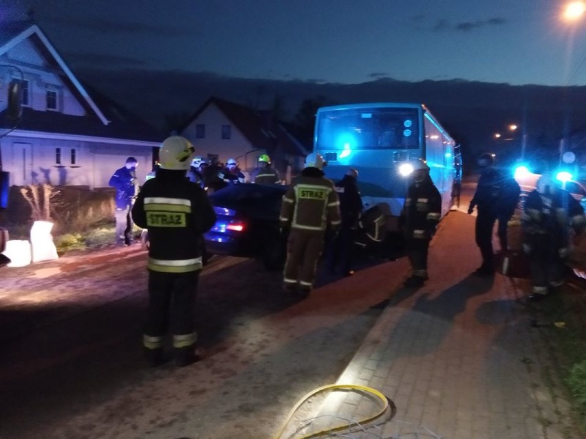 Gmina Miłoradz. Wypadek w Bystrzu 26.04.2020 [ZDJĘCIA]. Samochód osobowy uderzył w autobus