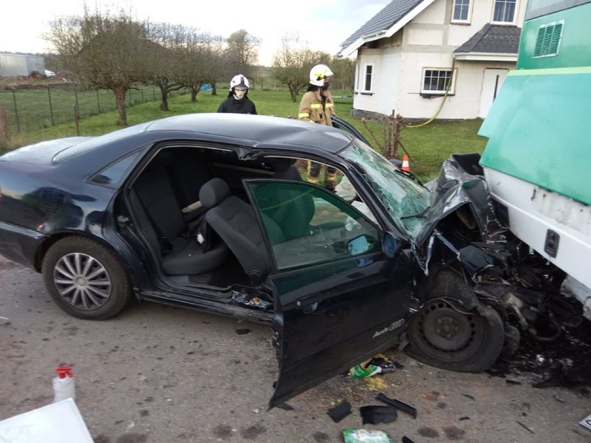 Gmina Miłoradz. Wypadek w Bystrzu 26.04.2020 [ZDJĘCIA]. Samochód osobowy uderzył w autobus