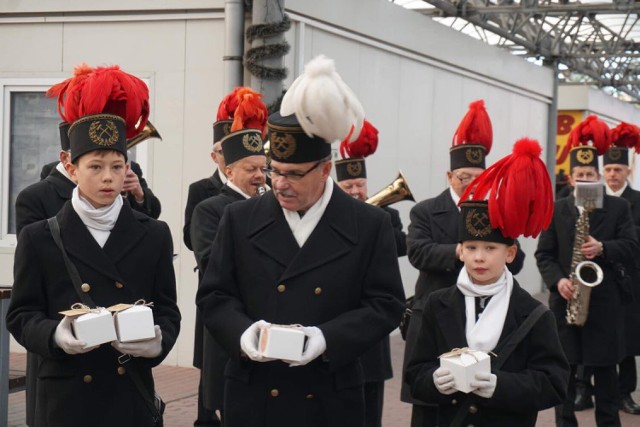 Burmistrz Jacek Latko częstował mieszkańców Barbarkami