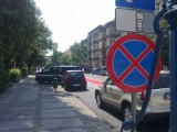 Parkowanie na Śląskiej. Policja przykładem nie świeci