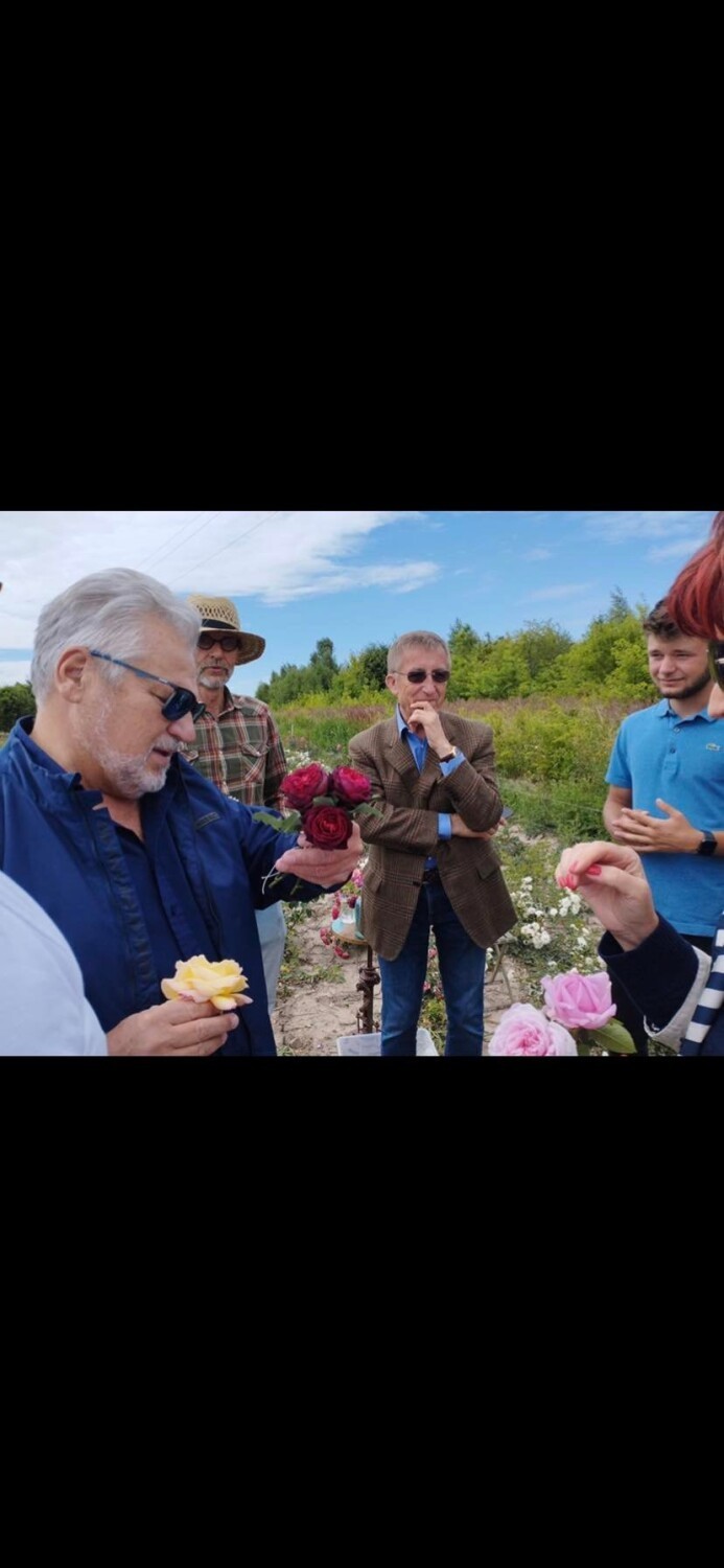 Aleksander i Jolanta Kwaśniewscy na polu różanym pod Łaskiem