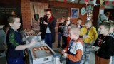 Hojność w ramach akcji ,,Pączki do rączki'' 2023 w Lesznie była tak duża, że udało się przekazać pieniądze dla czwórki dzieci