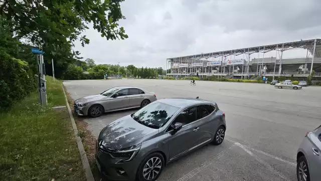 Po wprowadzeniu opłat na parkingu przy stadionie Suzuki Arena nie ma zbyt wielu parkujących, kierowcy wolą zostawiać samochody  przy prywatnych  posesjach czy w osiedlu, ku utrapieniu mieszkańców.

Zobacz kolejne zdjęcia