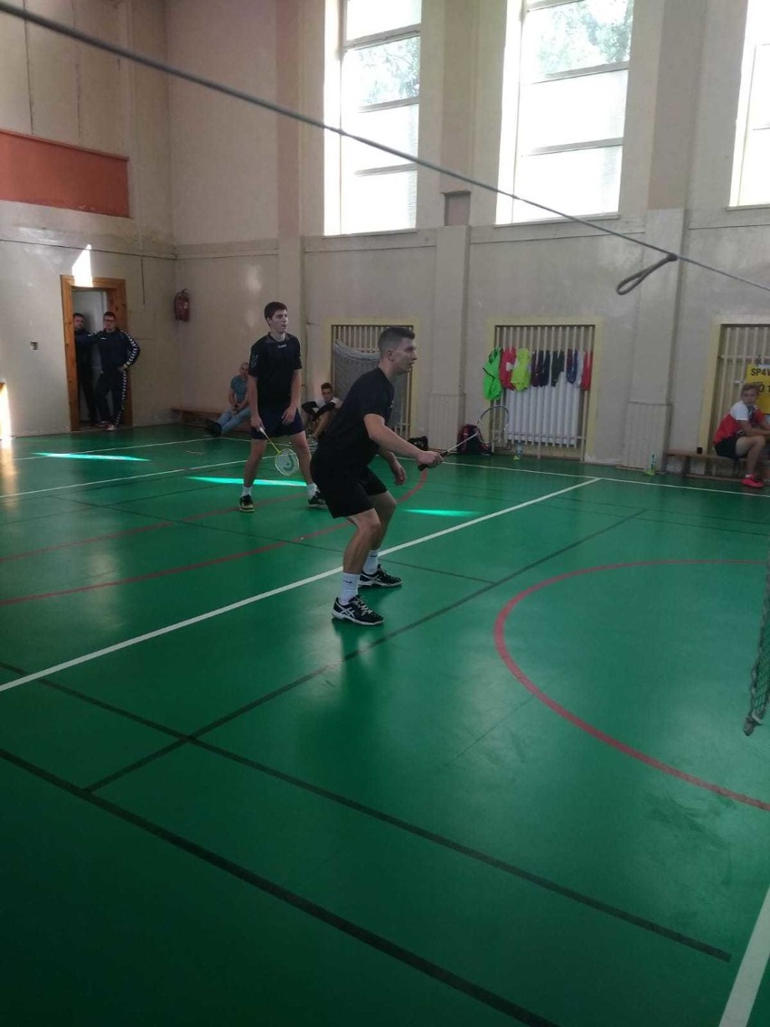Mistrzostwa powiatu wieluńskiego w badmintonie[FOTO]