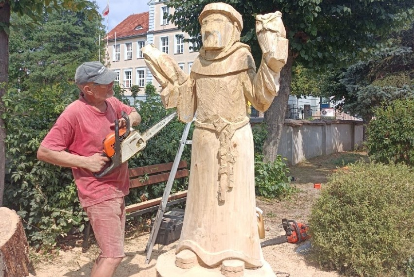 Powrót do domu! Przed Dzierzgońskim Ośrodkiem Kultury staną rzeźby mnichów. ZDJĘCIA!