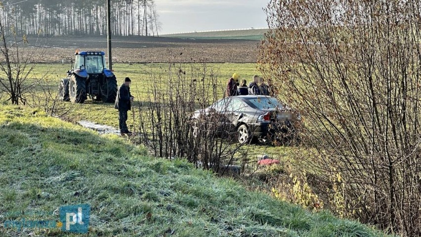 Konopki Młode. Niebezpieczny wypadek - samochód osobowy spadł z wysokiego nasypu i dachował. Zobacz jak wygląda volvo po zdarzeniu