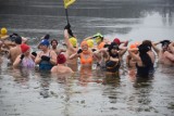 Walentynkowe Morsowanie w Jarosławkach. Miłośnicy zimnych kąpieli zbierali pieniądze na rehabilitację dla Łukasza [zdjęcia]