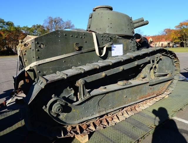Polski czołg Renault FT-17 znaleziony w Afganistanie dotarł już do poznańskiego Muzeum Broni Pancernej, gdzie będzie remontowany.

Zobacz więcej: Zabytkowy czołg z Afganistanu przyleciał do Poznania [ZDJĘCIA]