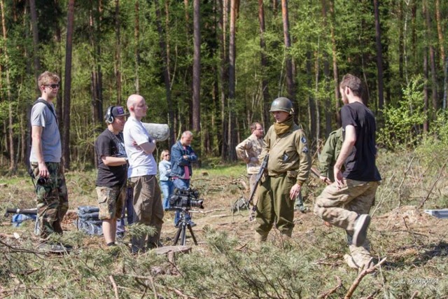 Film Adama Aljovicia (w białej koszulce w środku) kręcony był w Wyrach i Gostyniu, ale postprodukcja w Bielsku-Białej