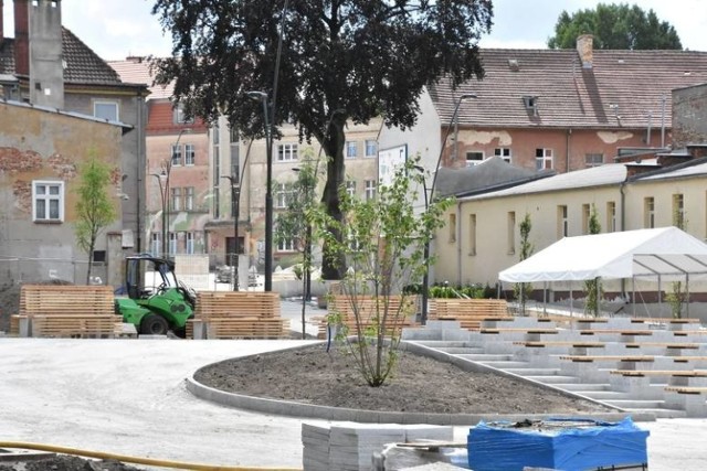 Miasto już wcześniej wyremontowało pl. Matejki , wzięto się też za pl. Teatralny. Problem w tym, że  wokół jest wciąż jest wiele zdewastowanych budynków i zaśmieconych podwórek...

PRZECZYTAJ TAKŻE: Problemy mieszkańców placu Matejki w Zielonej Górze: Na podwórku za oknem ruina, w środku sufit zalany moczem[/

Praca wre na pl. Teatralnym. Po ruinie, gdzie Lubuski Teatr czasami wystawiał sztuki pod chmurką jak i po teatralnym magazynie - już dawno nie ma śladu. Niemal gotowa jest amfiteatralna widownia z drewnianymi siedziskami. Są ławki, nowe drzewka, urządzenia do rekreacji (m.in. huśtawka dla dzieci). Scena letnia będzie kolejnym - obok otwartej w 2018 r. przy Filharmonii Zielonogórskiej - tego typu miejscem służącym kulturze w centrum Zielonej Góry - idealnym na koncerty, spektakle i filmowe pokazy. 

Inwestycja może cieszyć, ale okolica, na którą składają się zniszczone kamienice i brudne  podwórka psuje cały efekt. Sami mieszkańcy pl. Matejki już wcześniej zwracali nam uwagę, że ich zdaniem rewitalizacja placu była tylko fasadowa. 

Część zielonogórzan martwi się również o to czy odnowiony pl. Teatralny po rewitalizacji nie zamieni się w... "patelnię"! I faktycznie cały plac jest słabo osłonięty, bez większych drzew i cienia - w upalne słoneczne dni może być ciężko tam wysiedzieć. Mieszkańcy mają nadzieję, że projektanci pamiętają o tym mankamencie i jakoś rozwiążą problem.

Zobacz również: Powstaje plac teatralny w Zielonej Górze
